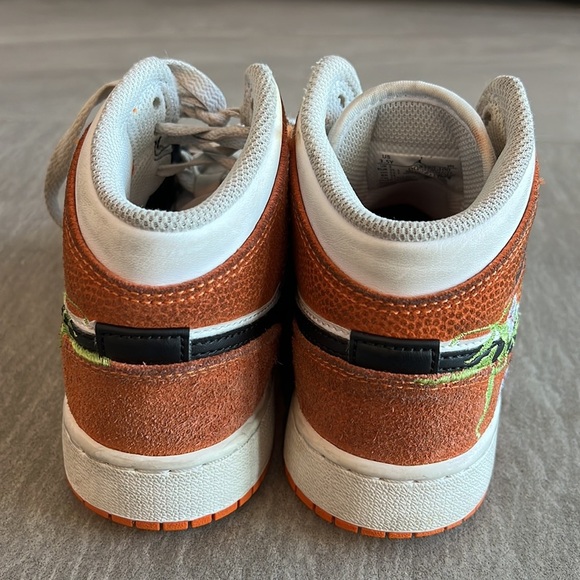 BIG KIDS' AIR JORDAN RETRO 1 MID SE White/Black/Starfish/Vivid Green - Picture 7 of 9